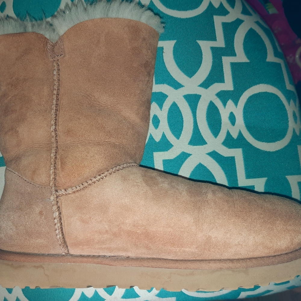 EUC Ladies Size 10 UGGS Bailey 1 button in Chestnut. - Picture 5 of 9